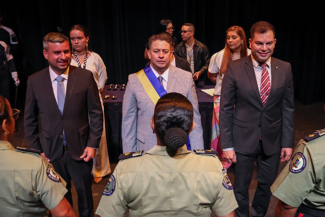 duquegustavoS's tweet photo. Acto de Ascensos Ordinarios y Extraordinarios de 58 funcionarios de nuestra @policiachacao a su jerarquía superior como: Comisario Jefe, Primer Comisario, Comisario, Inspector Jefe, Primer Inspector, Inspector, Oficial Jefe y Primer Oficial. https://t.co/nxKFZnimhI