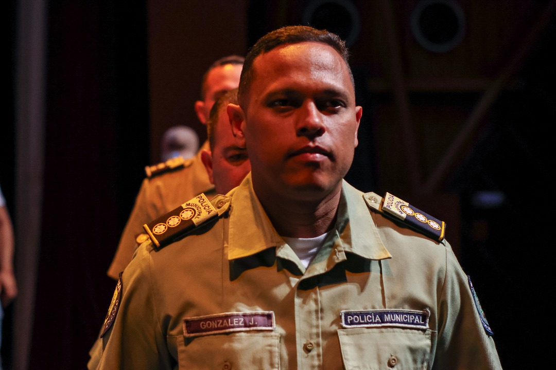 duquegustavoS's tweet photo. Acto de Ascensos Ordinarios y Extraordinarios de 58 funcionarios de nuestra @policiachacao a su jerarquía superior como: Comisario Jefe, Primer Comisario, Comisario, Inspector Jefe, Primer Inspector, Inspector, Oficial Jefe y Primer Oficial. https://t.co/nxKFZnimhI