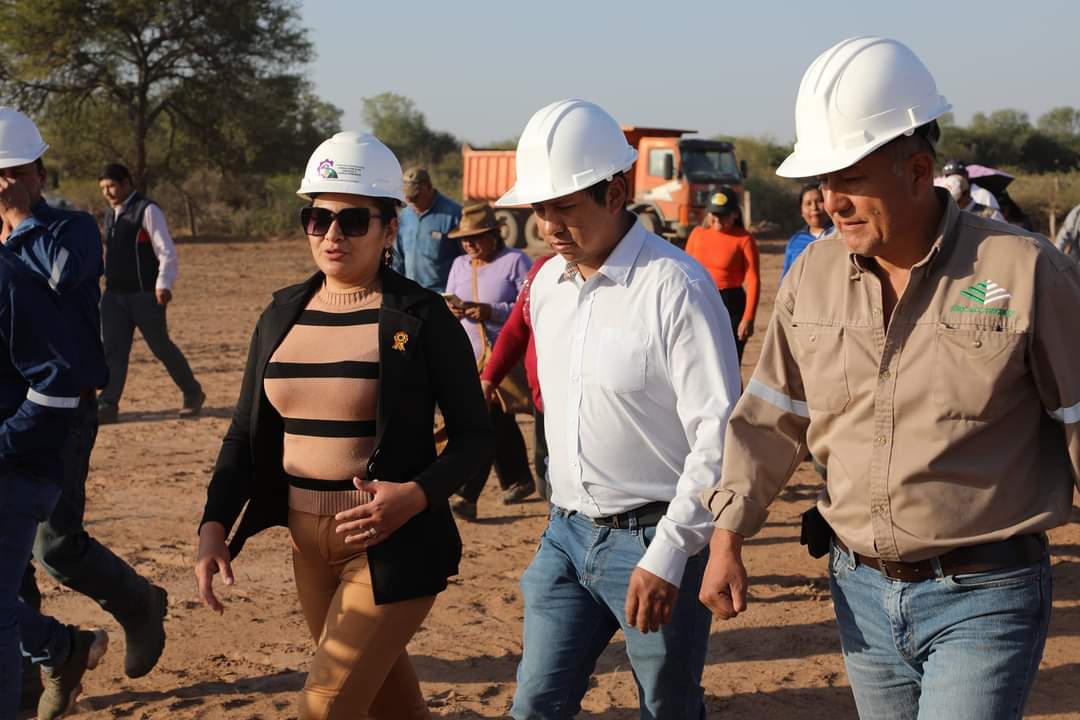 Sedem_Bolivia's tweet photo. #SedemSomosIndustriaBoliviana | El gerente técnico de #IBAE, David Pérez, la ejecutiva de Desarrollo Villa Montes, Karen Sánchez, autoridades del #INIAF y organizaciones sociales, https://t.co/6a8OWeAlb7