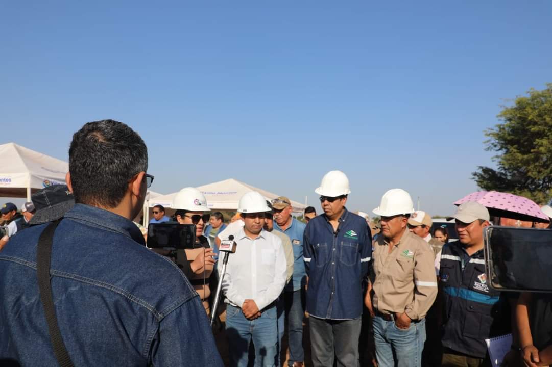 Sedem_Bolivia's tweet photo. #SedemSomosIndustriaBoliviana | El gerente técnico de #IBAE, David Pérez, la ejecutiva de Desarrollo Villa Montes, Karen Sánchez, autoridades del #INIAF y organizaciones sociales, https://t.co/6a8OWeAlb7