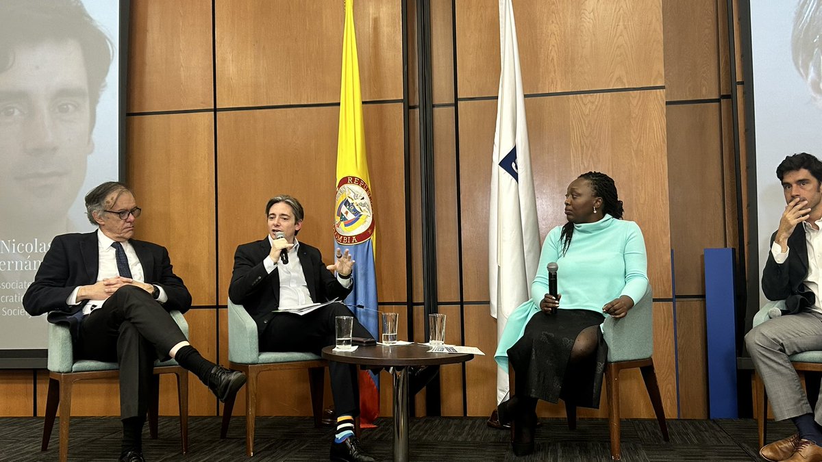 AgendaCAF's tweet photo. Nuestro vicepresidente de Programación Estratégica, @chrisasinelli, participa a esta hora en el panel ‘Gerentes de soluciones: reflexiones desde el liderazgo de soluciones’, durante la clausura de 100 líderes y lideresas colombianas que participaron en la Escuela de Alta Gerencia Talento Visible, que adelantó @ManosVisibles en alianza con CAF. 

. @chrisasinelli comparte sus experiencias y perspectivas sobre el liderazgo centrado en soluciones junto a @PaulaMorenoZ, presidenta de @ManosVisibles; Jorge Hernán Cardenas (@Cardenas_JorgeH), director de Oportunidad Estratégica, y Nicolás Hernández, de @OpenSociety.