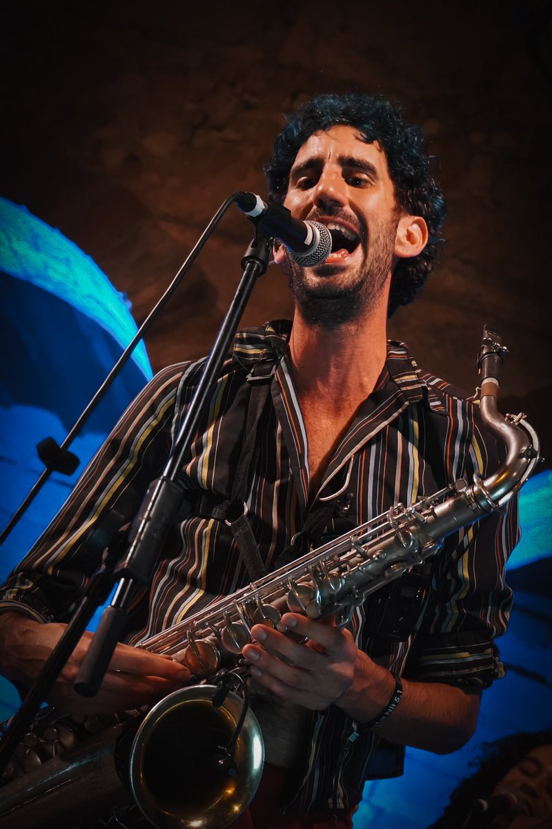 LaConca51's tweet photo. “Tinc el pressentiment que serà una gran tarda.  Sento una brisa que m’empeny i que em mou.”🎶✨

@LaLudwigBand fa tremolar el terra de Barberà de la Conca fent saltar, ballar i cantar a tothom durant la primera nit de la #Nit51 2024👏. https://t.co/mzK8tAUoKt