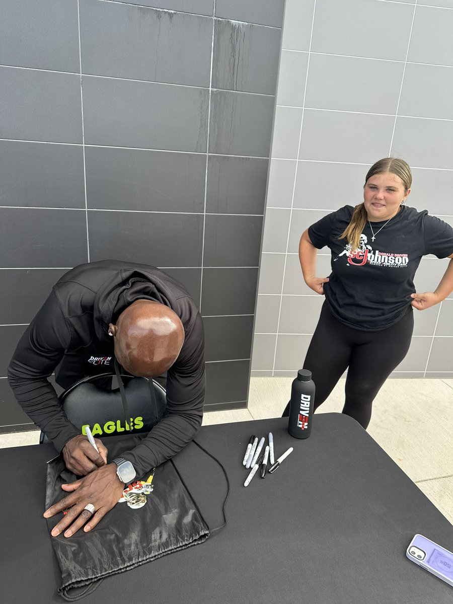 Mckynna25's tweet photo. What offseason? Met with my batting coach in the morning then did speed and agility with #drivenelite. Thank you @Donald_Driver80 for the great workout and camp. Had so much fun and learned a lot!!! Want it as much as you want to breathe!! @2010Wisconsin https://t.co/4zZJv5FOdX