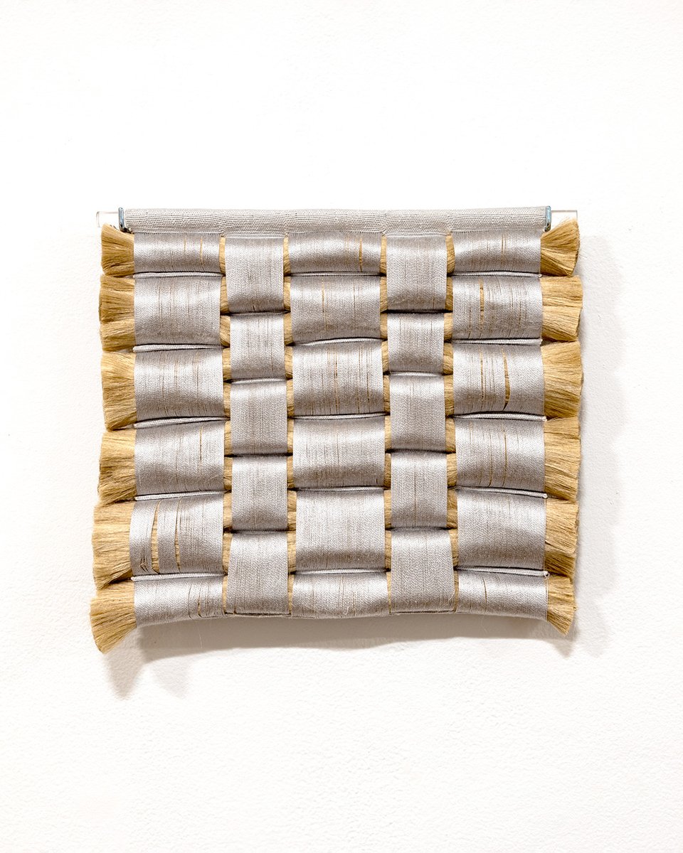 AngelsGateArt's tweet image. TWO REMINDERS  1️⃣ Much can be gained from close observation, and 2️⃣ AGCC's gallery is free and open to the public Thur — Sat,  10am-4pm! 

Molly Haynes, Silver Formation, 2023. Handwoven silk, cotton, kenaf fiber.

#wovenart #displacingstructures #contemporaryart #fiberartist