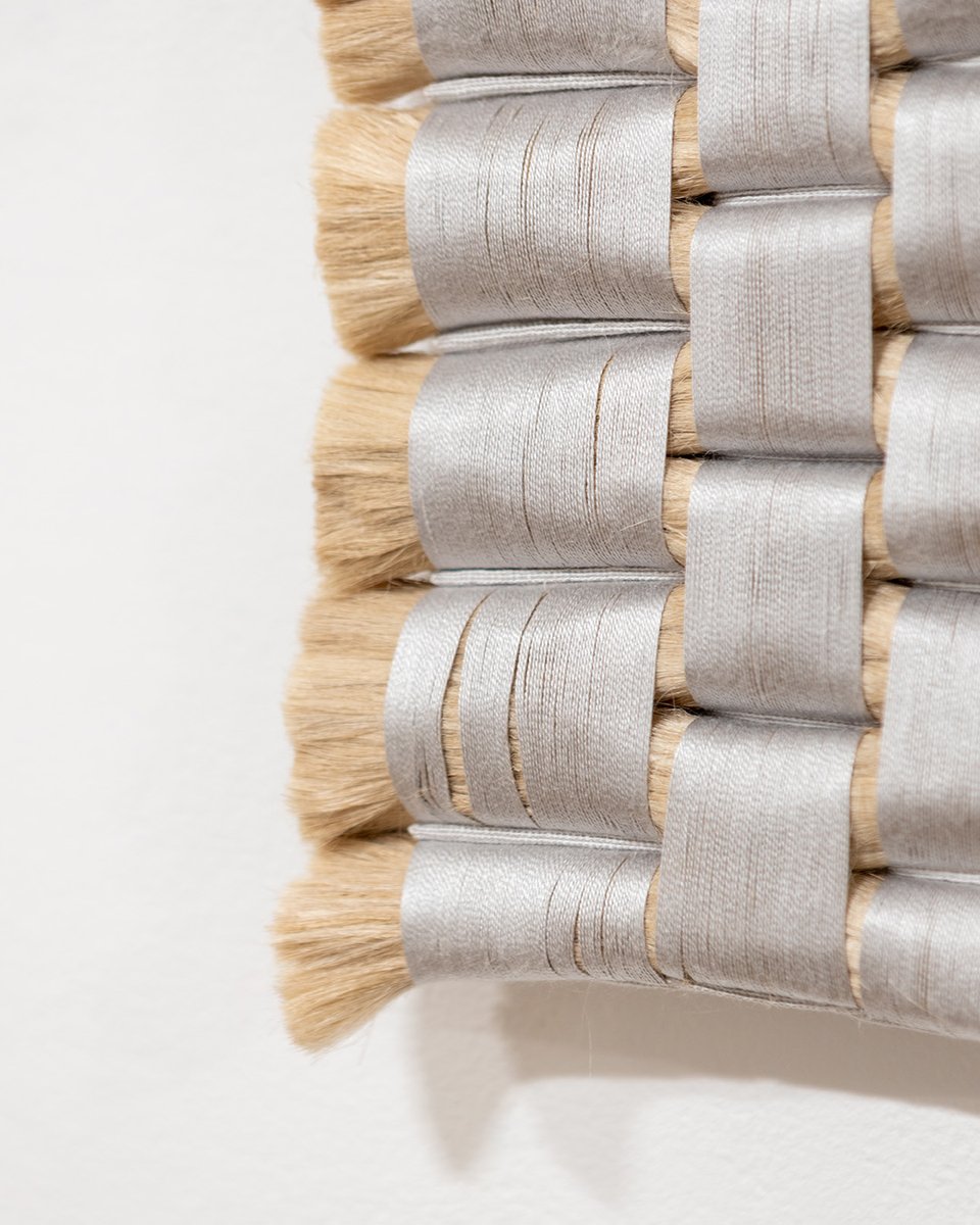 AngelsGateArt's tweet image. TWO REMINDERS  1️⃣ Much can be gained from close observation, and 2️⃣ AGCC's gallery is free and open to the public Thur — Sat,  10am-4pm! 

Molly Haynes, Silver Formation, 2023. Handwoven silk, cotton, kenaf fiber.

#wovenart #displacingstructures #contemporaryart #fiberartist