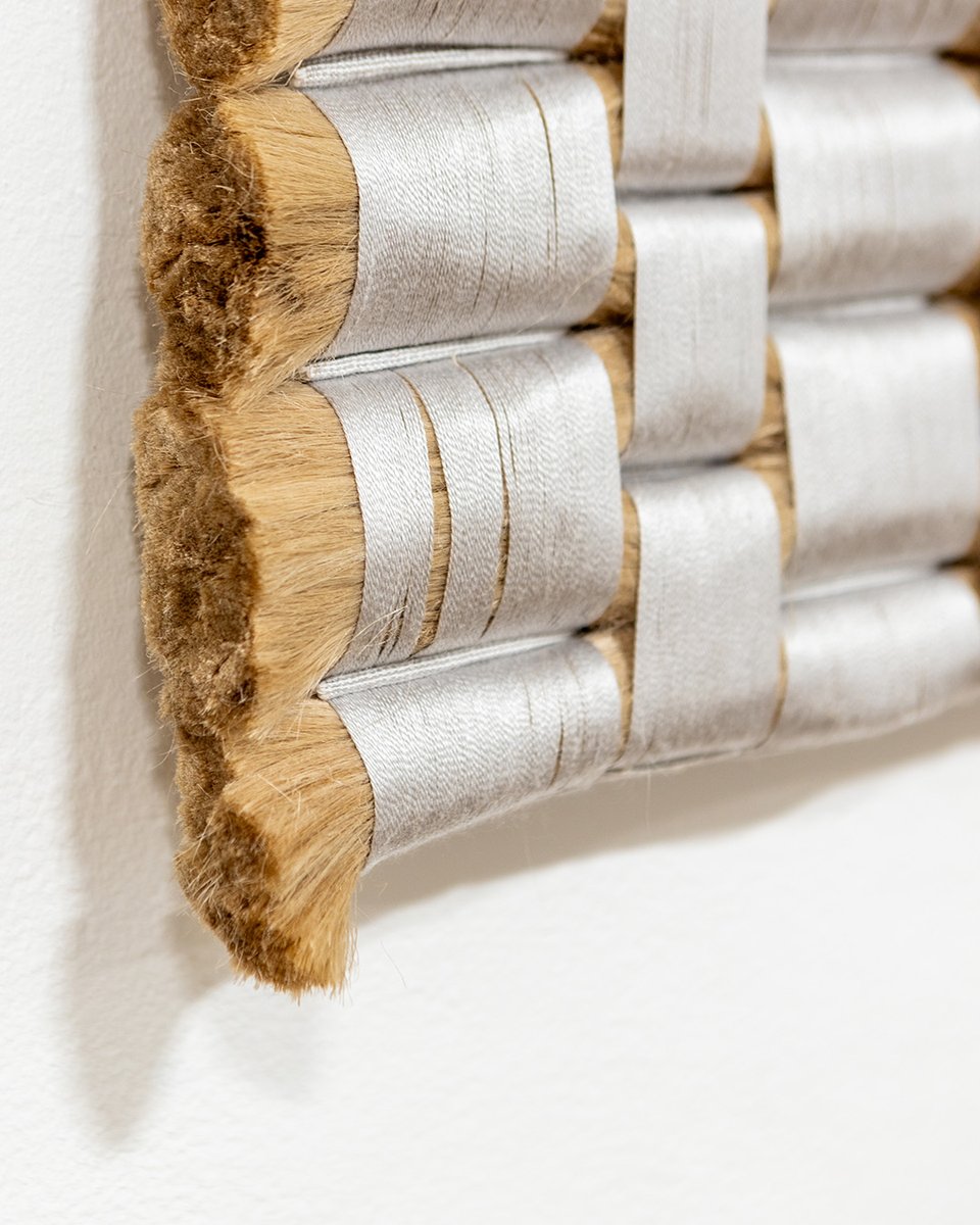 AngelsGateArt's tweet image. TWO REMINDERS  1️⃣ Much can be gained from close observation, and 2️⃣ AGCC's gallery is free and open to the public Thur — Sat,  10am-4pm! 

Molly Haynes, Silver Formation, 2023. Handwoven silk, cotton, kenaf fiber.

#wovenart #displacingstructures #contemporaryart #fiberartist