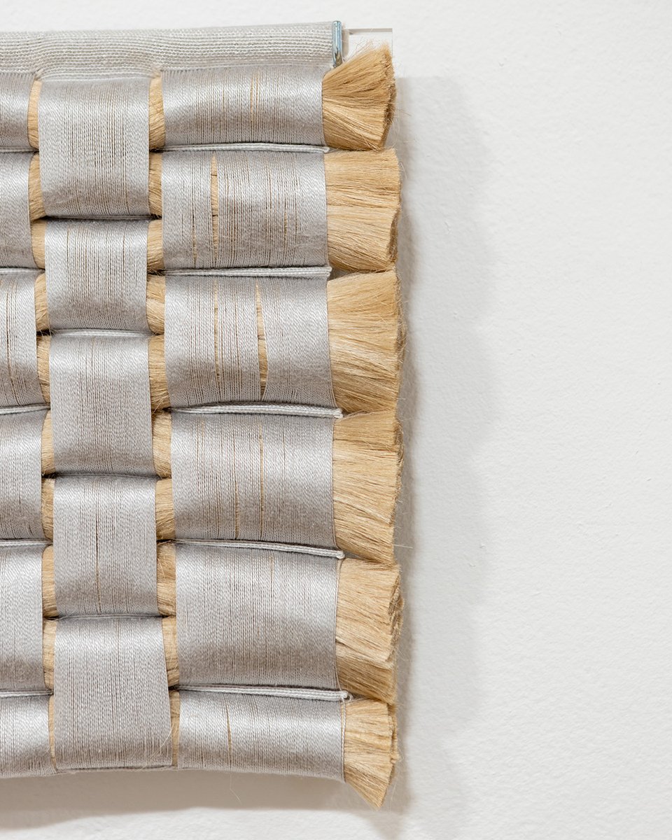 AngelsGateArt's tweet image. TWO REMINDERS  1️⃣ Much can be gained from close observation, and 2️⃣ AGCC's gallery is free and open to the public Thur — Sat,  10am-4pm! 

Molly Haynes, Silver Formation, 2023. Handwoven silk, cotton, kenaf fiber.

#wovenart #displacingstructures #contemporaryart #fiberartist