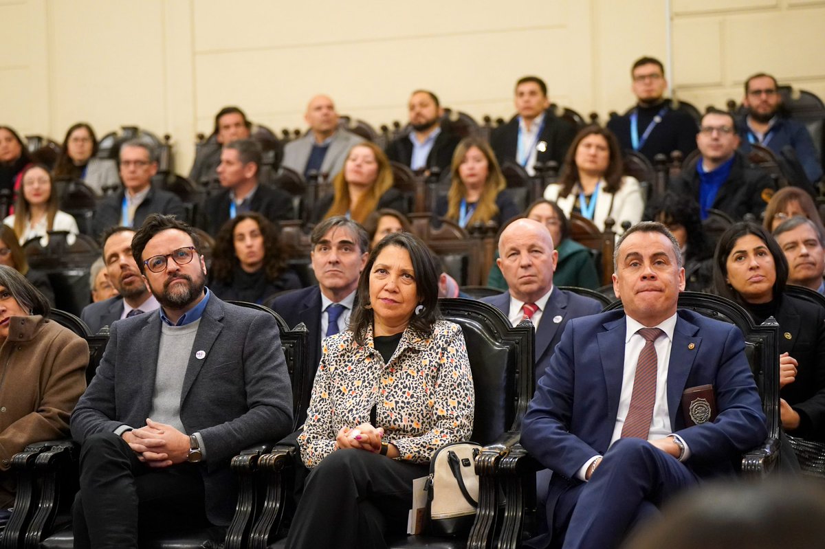 mlobospalacios's tweet photo. Hoy acompañamos al ministro (s) @jgajardofalcon y al subsecretario de DDHH @XAltamirano_, en conmemoración del aniversario N°140 del @RegCivil_Chile encabezada por su director Omar Morales, quien, junto a funcionarios y funcionarias, recordaron la historia de esta institución 🇨🇱. https://t.co/CHWd6WUWX1