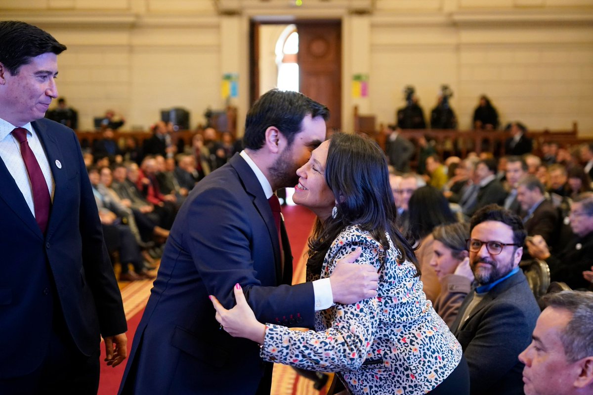 mlobospalacios's tweet photo. Hoy acompañamos al ministro (s) @jgajardofalcon y al subsecretario de DDHH @XAltamirano_, en conmemoración del aniversario N°140 del @RegCivil_Chile encabezada por su director Omar Morales, quien, junto a funcionarios y funcionarias, recordaron la historia de esta institución 🇨🇱. https://t.co/CHWd6WUWX1