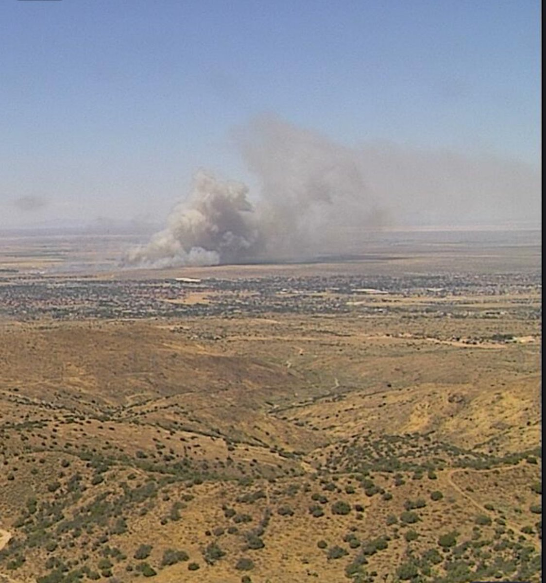 ImIntoFires's tweet image. Didn’t pay too much attention to the #DeerFire due to another fire and looks like this thing has exploded!The fire is now at 100 acres with a potential of 500 acres!!!!!