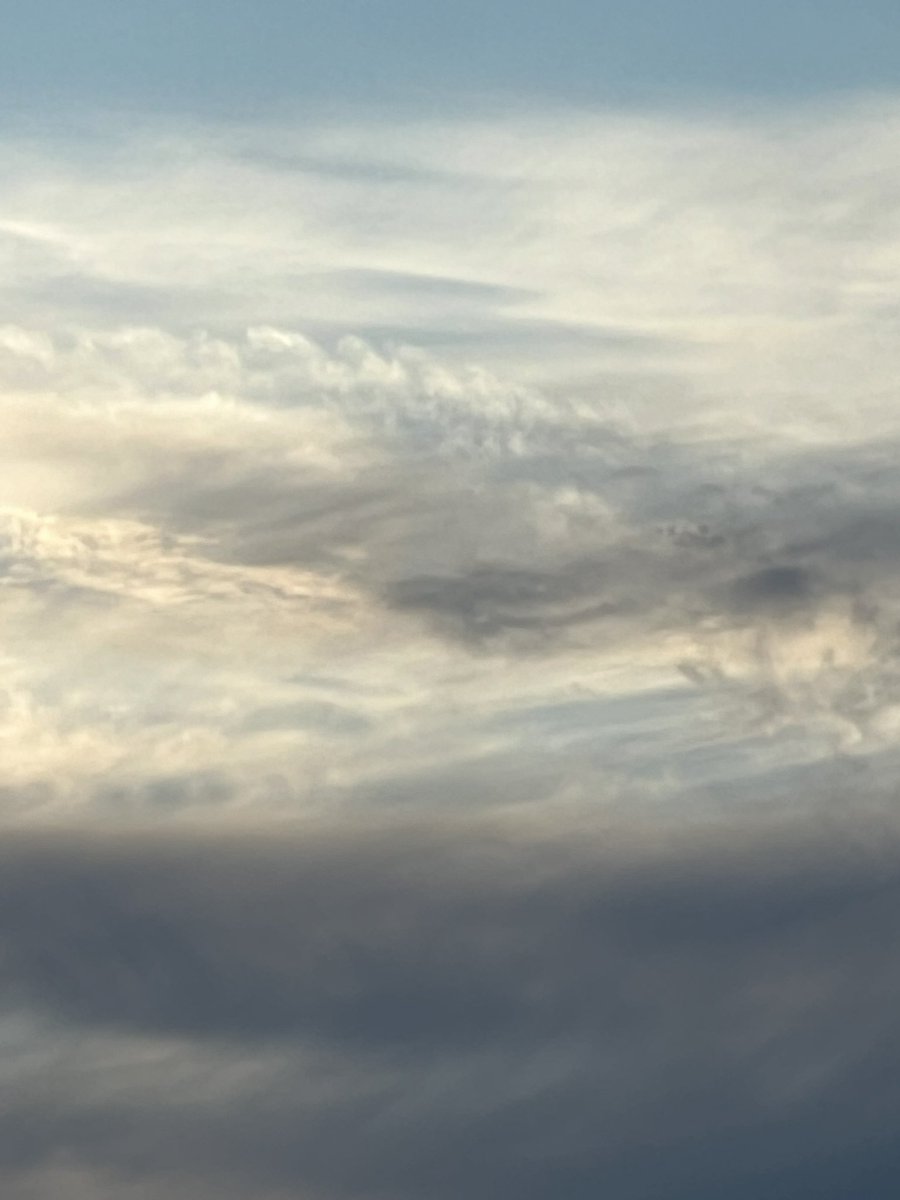 MaryAbeBroker's tweet photo. #cirrostratusclouds #cirrostratus #ascensionclouds 💥 🤯 ? https://t.co/xlHMVSQulj