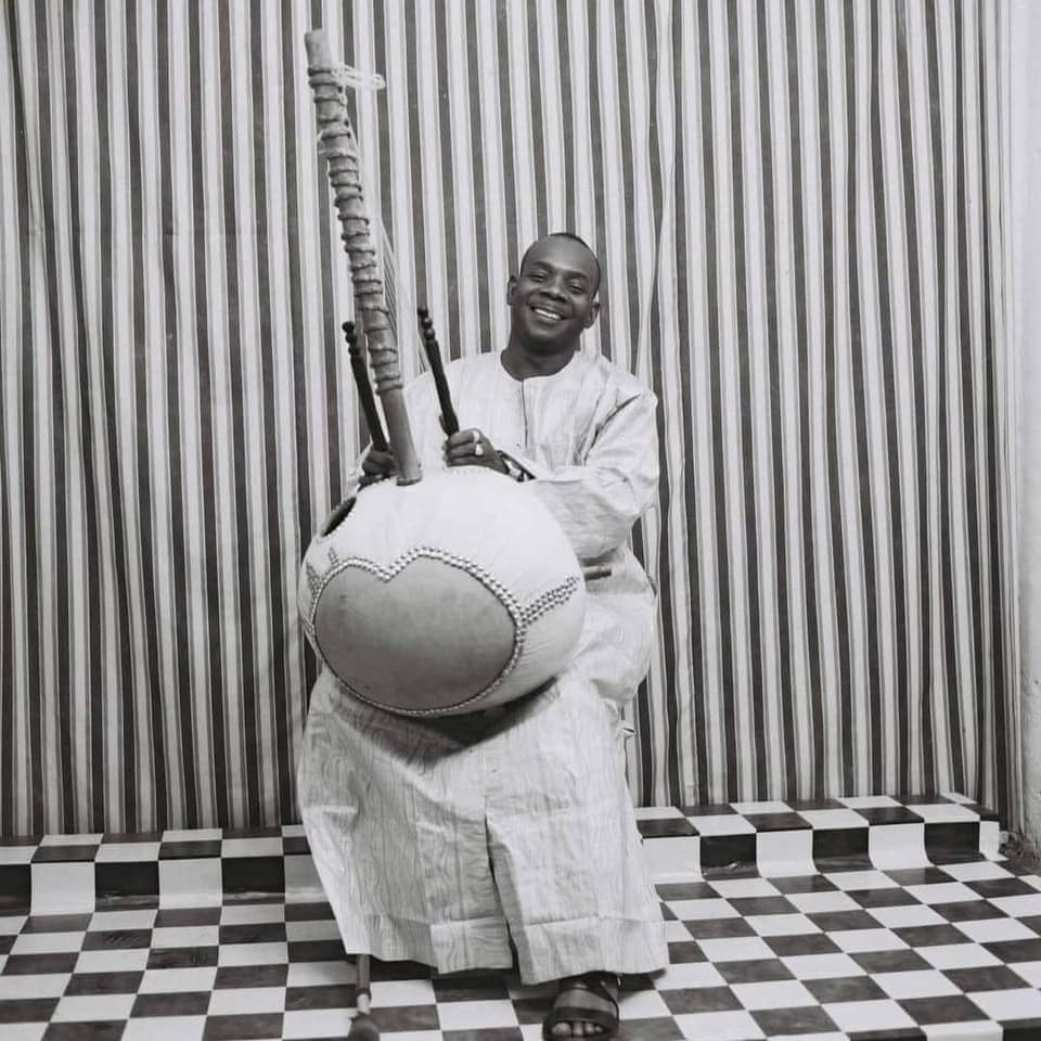 PRVM_FASOKO's tweet photo. Le décès de l'artiste musicien #Toumani #Diabate, virtuose de la Kora, ambassadeur de la culture malienne et icône de la musique africaine est une grande perte pour notre pays. Mes sincères condoléances à sa famille, à tous les griots et aux artistiques maliens. https://t.co/uZIVaA0awT