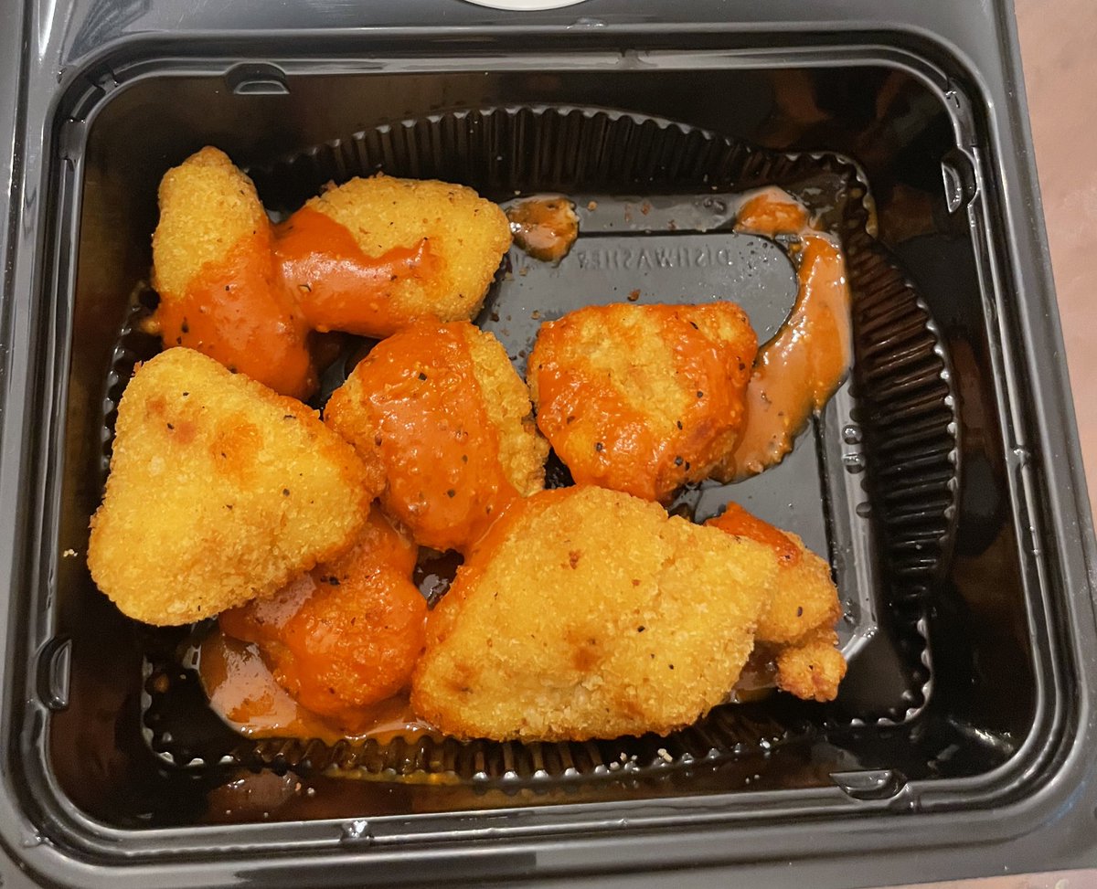jazminco_'s tweet photo. Would not recommend @PapaJohns  boneless wings 🤣  what they give vs what is advertised… smh https://t.co/0zsxfwSN3Q