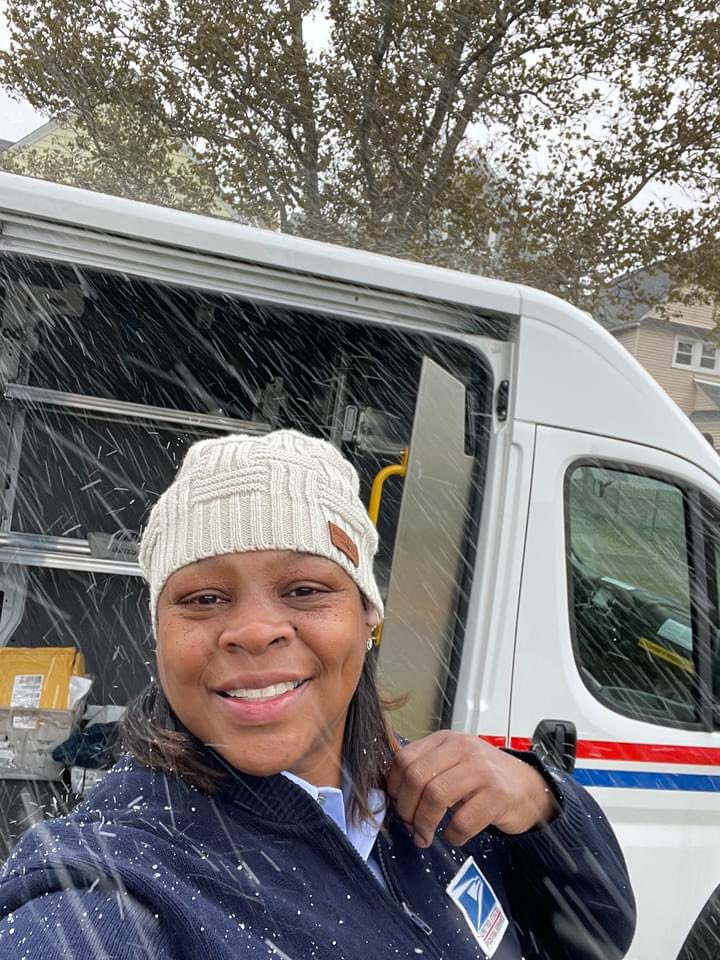 JaymalGreen's tweet image. 💔THIS IS SO DAMN SAD: A Chicago postal worker doing her job today was shot several times and killed. She was my uncle’s mail lady, a wife, mother, and grandmother. He was wondering why he didn’t get mail today and I had to tell him that she was killed two blocks away. 

I am…
