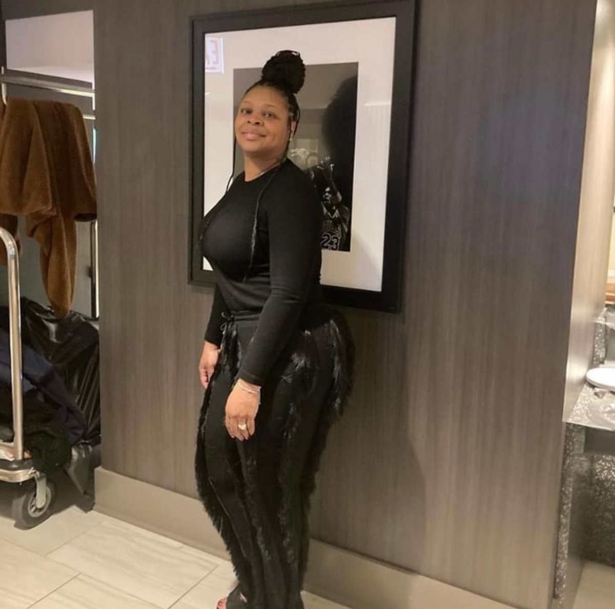 JaymalGreen's tweet image. 💔THIS IS SO DAMN SAD: A Chicago postal worker doing her job today was shot several times and killed. She was my uncle’s mail lady, a wife, mother, and grandmother. He was wondering why he didn’t get mail today and I had to tell him that she was killed two blocks away. 

I am…