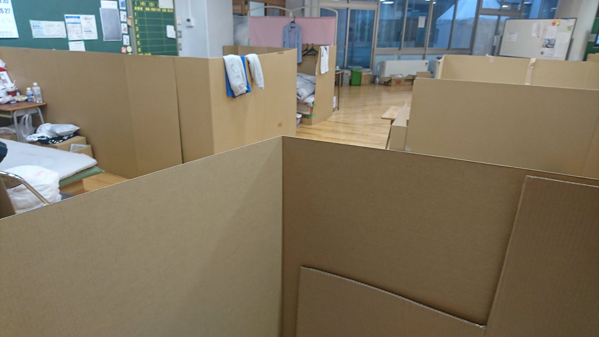 notosuzudesu's tweet photo. おはようございます

段ボール生活2日目ですが、寝れなくてもう泣きそうになってます

これを半年も続けてたらおかしくもなりますね…

こんな生活を続けていたら…

死人が出る理由がよくわかりました

鬼畜行政は視察で何を見ているのですかね？

来週月曜日～木曜日の19時～

今まで以上に生々しいポストをしますので、閲覧宜しくお願い致します

なぜこのような状況になるのか？根本的な理由がわかりましたので、能登のリアルを全国の皆様に知ってもらいたいです