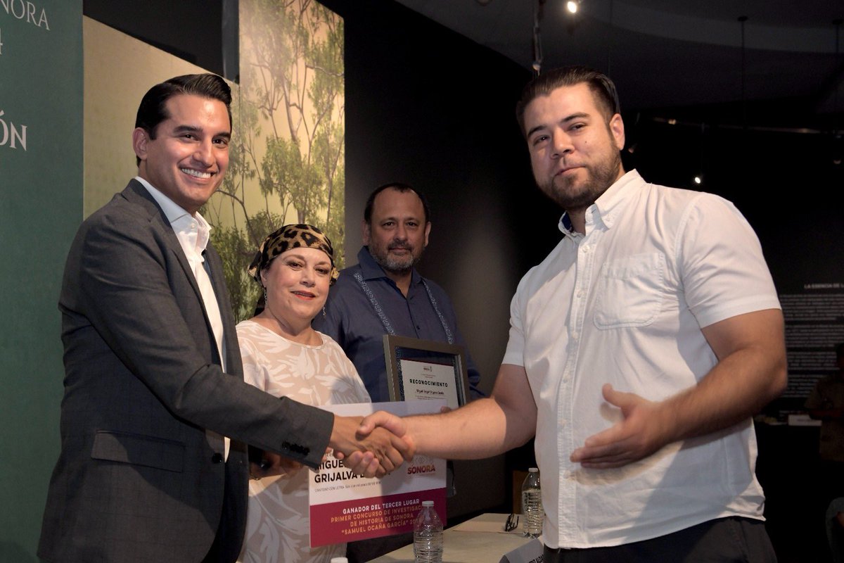 En representación de nuestro gobernador <a href="/AlfonsoDurazo/">Alfonso Durazo</a>, tuve el honor de hacer entrega del premio a los ganadores del Primer Concurso de Investigación Histórica 'Samuel Ocaña García' 2024 en Sonora.

¡Felicidades a todos los participantes por su dedicación y compromiso con la