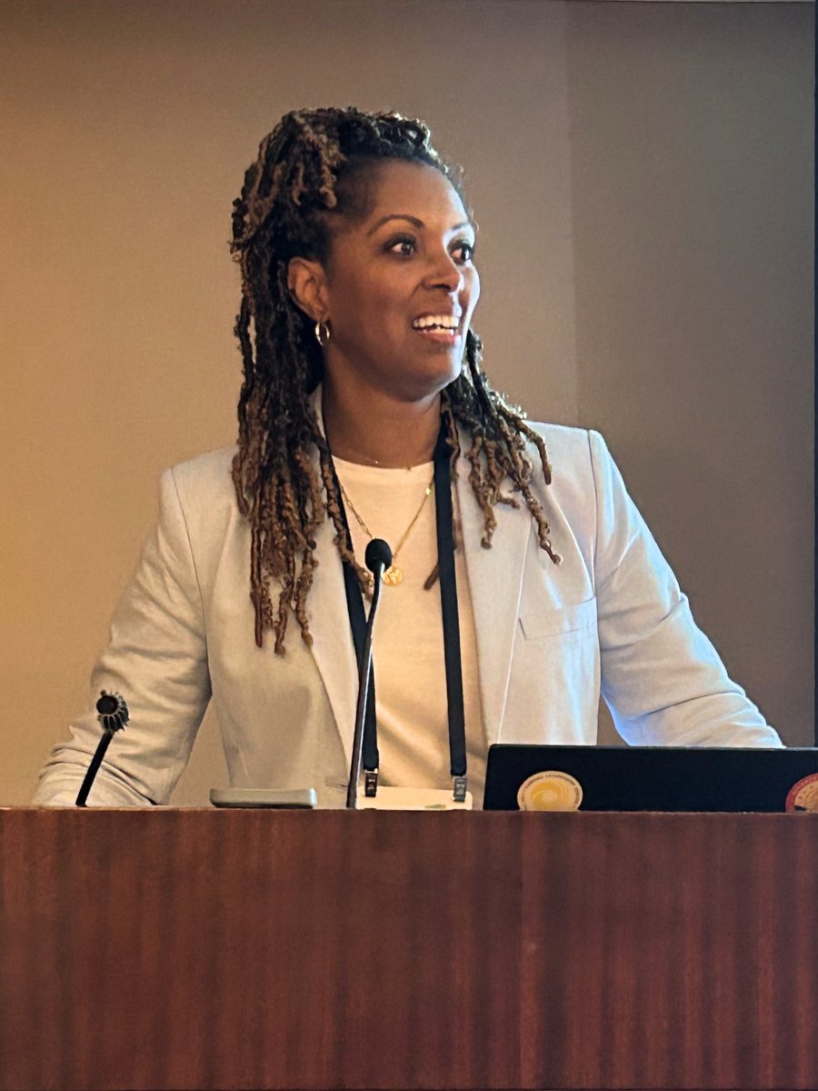 TheKLC's tweet image. President &amp;amp; CEO, Kaye Monk-Morgan, Ed. D., wowed attendees with a 75-minute presentation on making leadership less risky, advocating for a culture that encourages innovation and risk-taking to unleash leadership potential. 🎤

#WhenEveryoneLeads #SSHE24 #FirstGenForward #FirstGen