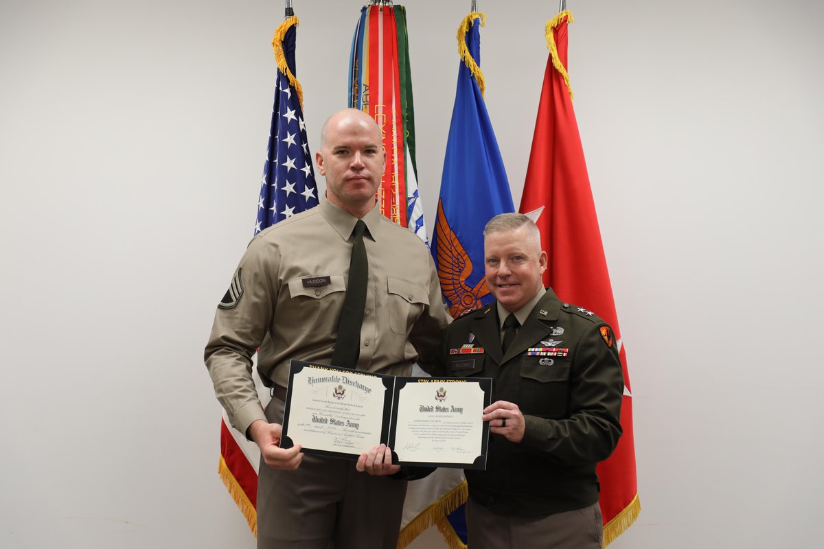 FlyArmyCSM's tweet photo. Congrats to SFC Christopher Hudson at 1-212th Aviation on his promotion and indefinite reenlistment in the Army! Also appreciate @FlyArmyCG for administering the Oath of Office. A great day for the @USArmy.

#BackboneOfTheArmy #AboveTheBest https://t.co/alA9r1Tg7V