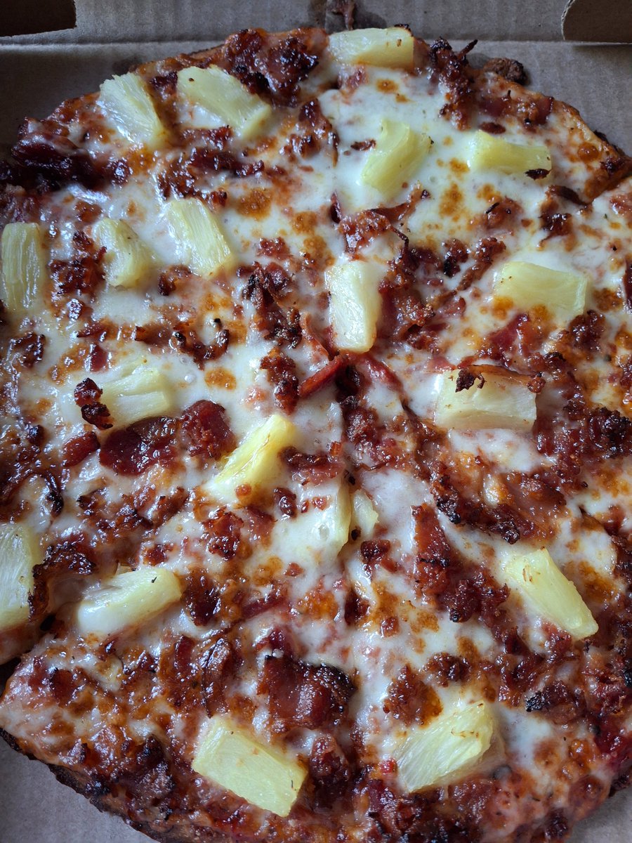 This is how you do pineapple on pizza <a href="/itsJJsax/">JJsax</a> everyone else is lying.