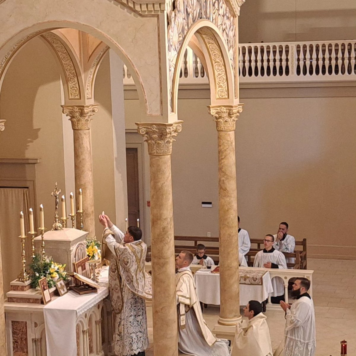 Siempre preferiré que a Dios se le de el mayor respeto.
La santa Misa es el Sacrificio de Nuestro Señor Jesucristo.
El Rito en la forma extraordinaria, realmente lo es, cada signo dictado por el Espíritu Santo, en mi opinión es lo que más gloria da a Dios.
#latinmass