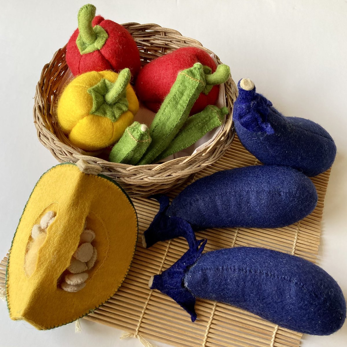 暑中見舞い申し上げます

過去作のお野菜集めてみました。
#フェルト作品