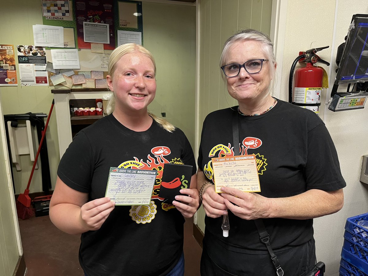 DazioDevin's tweet photo. Giving some ATLs tonight for a new server Lindsay and Michelle who needed some lifting and is in the right direction! YOU GO GIRLS 🥳 we appreciate the hard work! 
#chilislove from Devin &amp; Gianni https://t.co/9ZtWQSoIuB