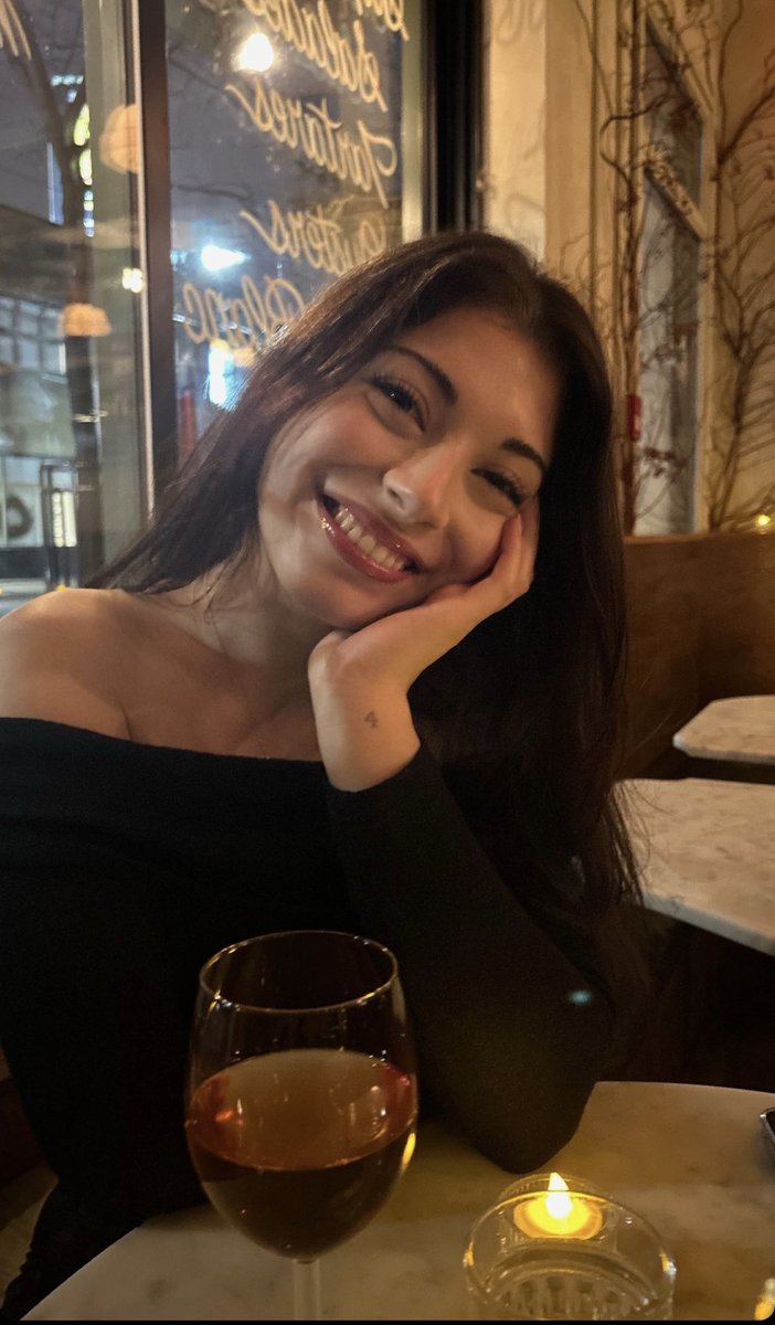 ChicasSuperCute's tweet photo. ¿Me llevas a tu departamento después del café? https://t.co/Z3LdGdfKFj