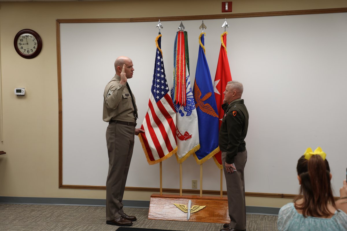 FlyArmyCSM's tweet photo. Congrats to SFC Christopher Hudson at 1-212th Aviation on his promotion and indefinite reenlistment in the Army! Also appreciate @FlyArmyCG for administering the Oath of Office. A great day for the @USArmy.

#BackboneOfTheArmy #AboveTheBest https://t.co/alA9r1Tg7V