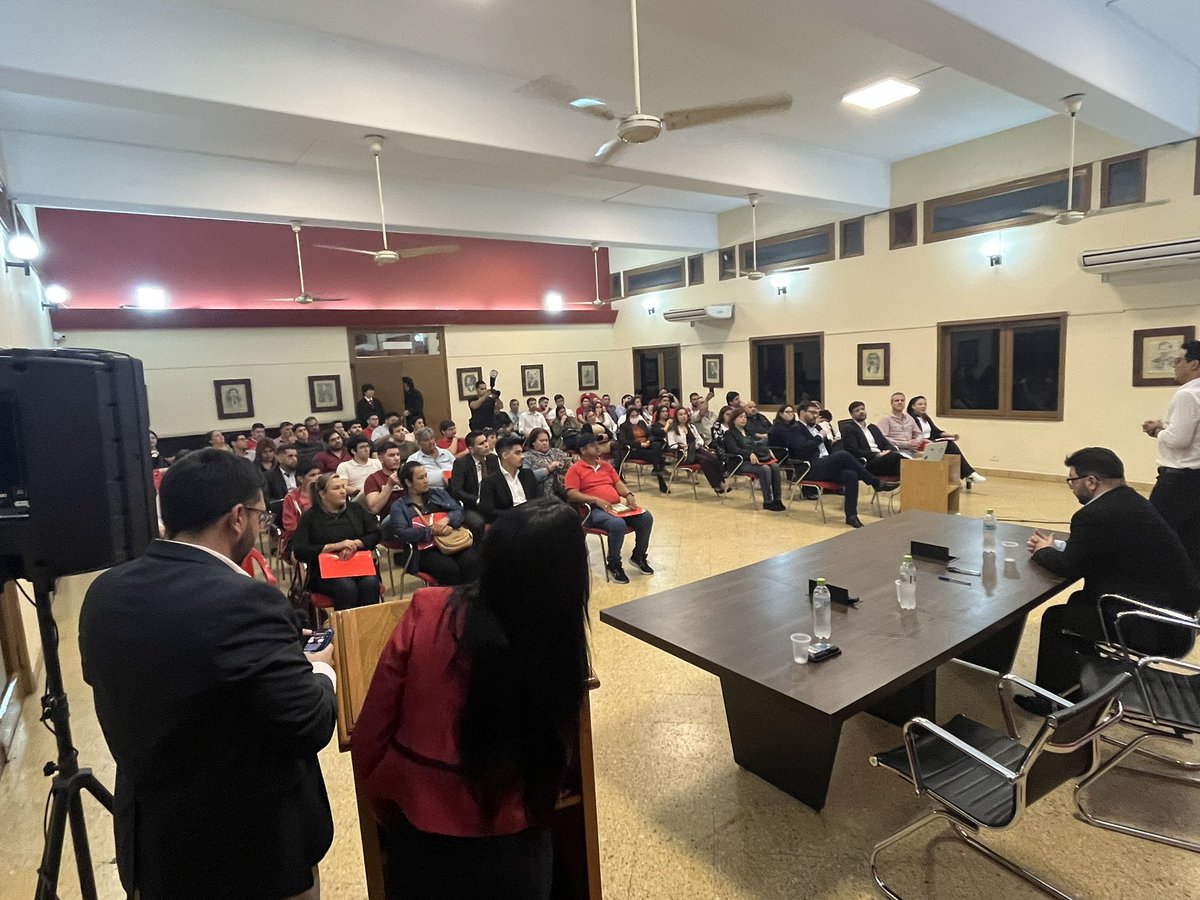 academia_CAL's tweet photo. Arrancamos con el primer módulo de charlas sobre liderazgo político en la ANR. 
Auditorio lleno hoy viernes 18:00 hs. @ANRParaguay https://t.co/Ujv7CFwgSk