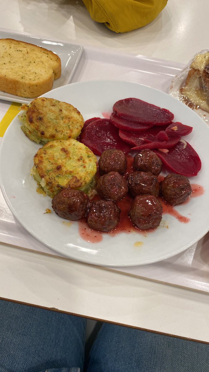 HaileyPelland's tweet photo. Lol you know you’re tired when you order the veggie meatballs at @IKEACanada like you always do but instead of mashed potatoes and gravy you get this, only notice after you pay and now want to cry 😂😂 (but seriously wtf ikea 😅) https://t.co/sxGKcK6Kh2