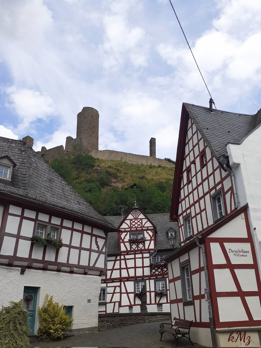 KrisMichelleZ's tweet photo. I wish you a beautiful start in the #weekend from Germany, my friends 🏡🌿🍀💚🤗 #countryside #Peace #PositiveVibes #beautifulGermany #ThePhotoHour #StormHour https://t.co/d52o0WSaZK