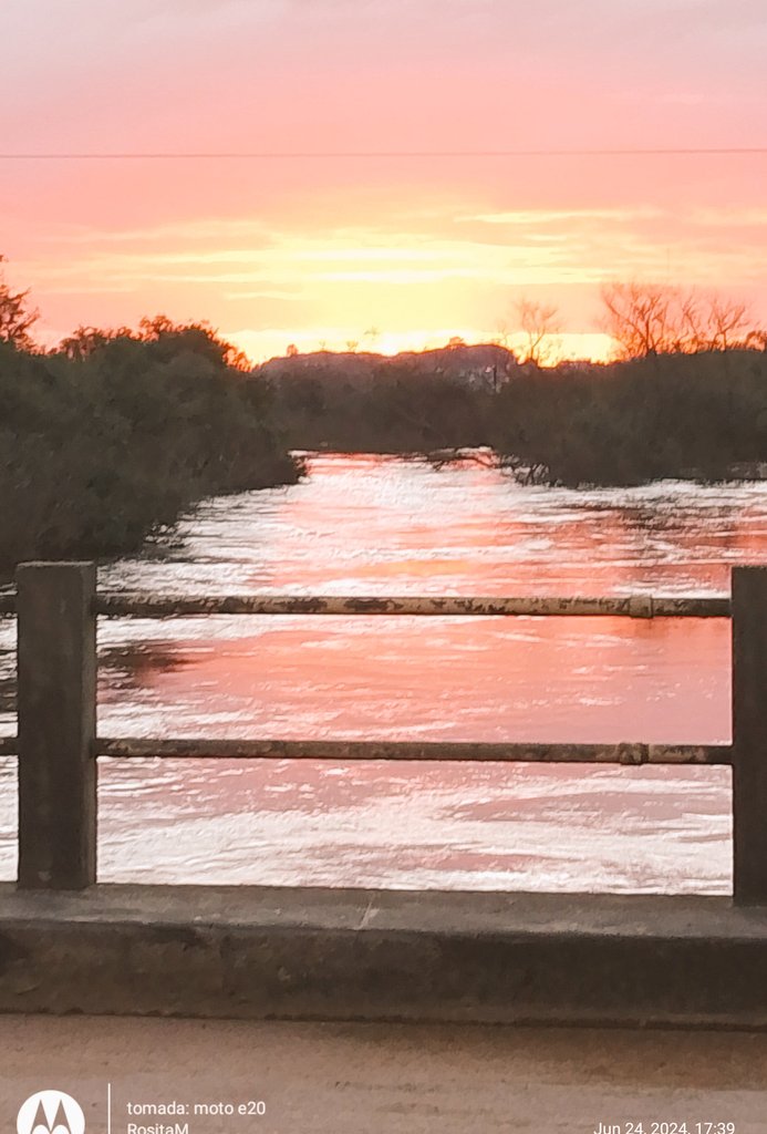 Rositaazul7's tweet image. Ayer estaba así el atardecer..
Bellísimo,y justo ví una fotografía por aquí entonces me detuve observando un ocaso mágico.
 Decidí no subir mi foto.
Hoy dicha fotografía fue eliminada por su autor.
Creo que fue censurado 🤭 aquí va la mía!

#TreintaYTres.
#Uruguay.
#MiMundo.