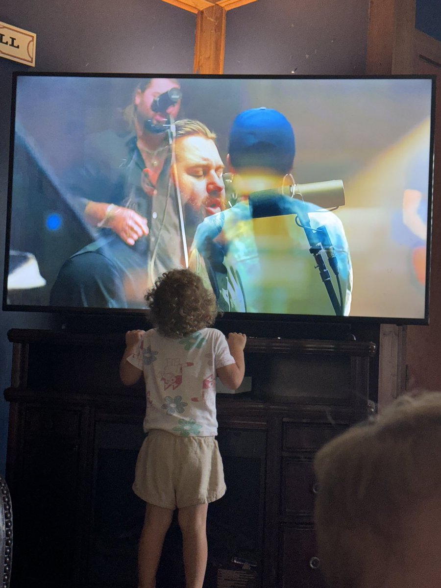 TheKimHayes's tweet photo. @KoeWetzel I have a message from
My 3 yr old daughter for you. She’s a pretty big fan lo https://t.co/HskEdx3pyP