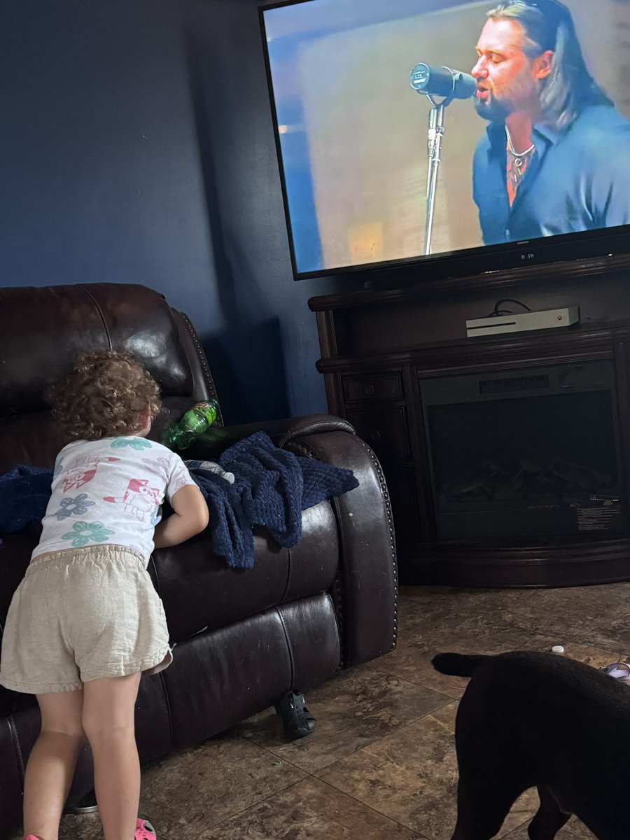 TheKimHayes's tweet photo. @KoeWetzel I have a message from
My 3 yr old daughter for you. She’s a pretty big fan lo https://t.co/HskEdx3pyP