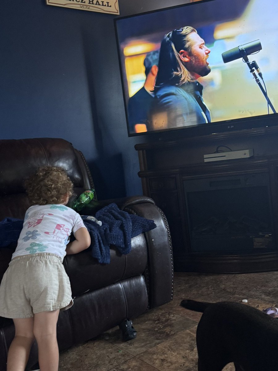 TheKimHayes's tweet photo. @KoeWetzel  and his biggest fan. Girl is IN LOVE🤣🤣 https://t.co/hFSmn5mpof