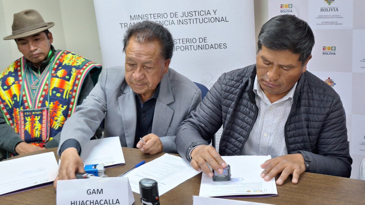 ViceIgualdadOp's tweet photo. #NotaDePrensa | #VIO
Con la firma de acuerdos intergubernativos con los #GAMs de Oruro, Huachacalla, Esmeralda, Escara y Cruz de Machacamarca, se conformó la Red Local Litoral para luchar contra la violencia. 

Leer la nota https://t.co/J40ARFxalg

#UnidosRumboAlBicentenario https://t.co/VtusHWQezR