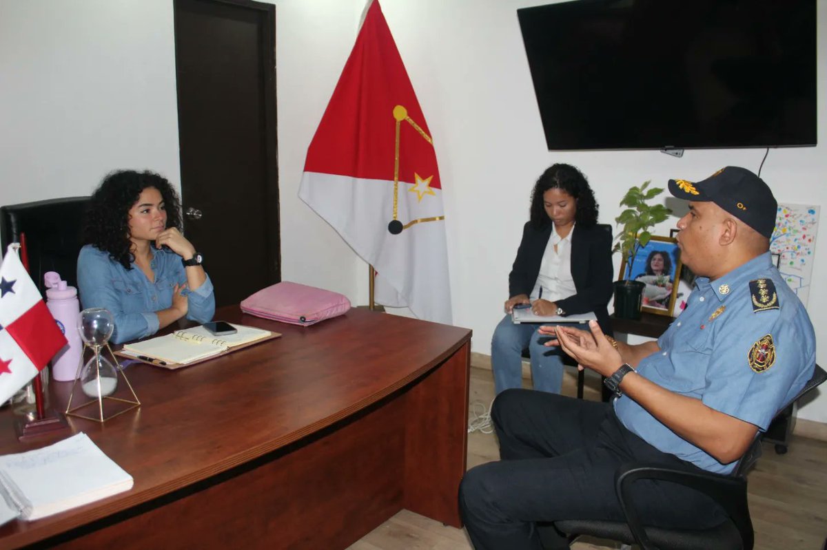 BCBRP's tweet photo. El Cnel. Ernesto De León Echevers y la alcaldesa del distrito de San Miguelito Irma Hernández, sostuvieron una reunión con el fin de encontrar puntos de común acuerdo en miras a implementar una oficina para las tramitaciones de servicios que brinda el #BCBRP a la ciudadanía. https://t.co/pdHcNtjLBl
