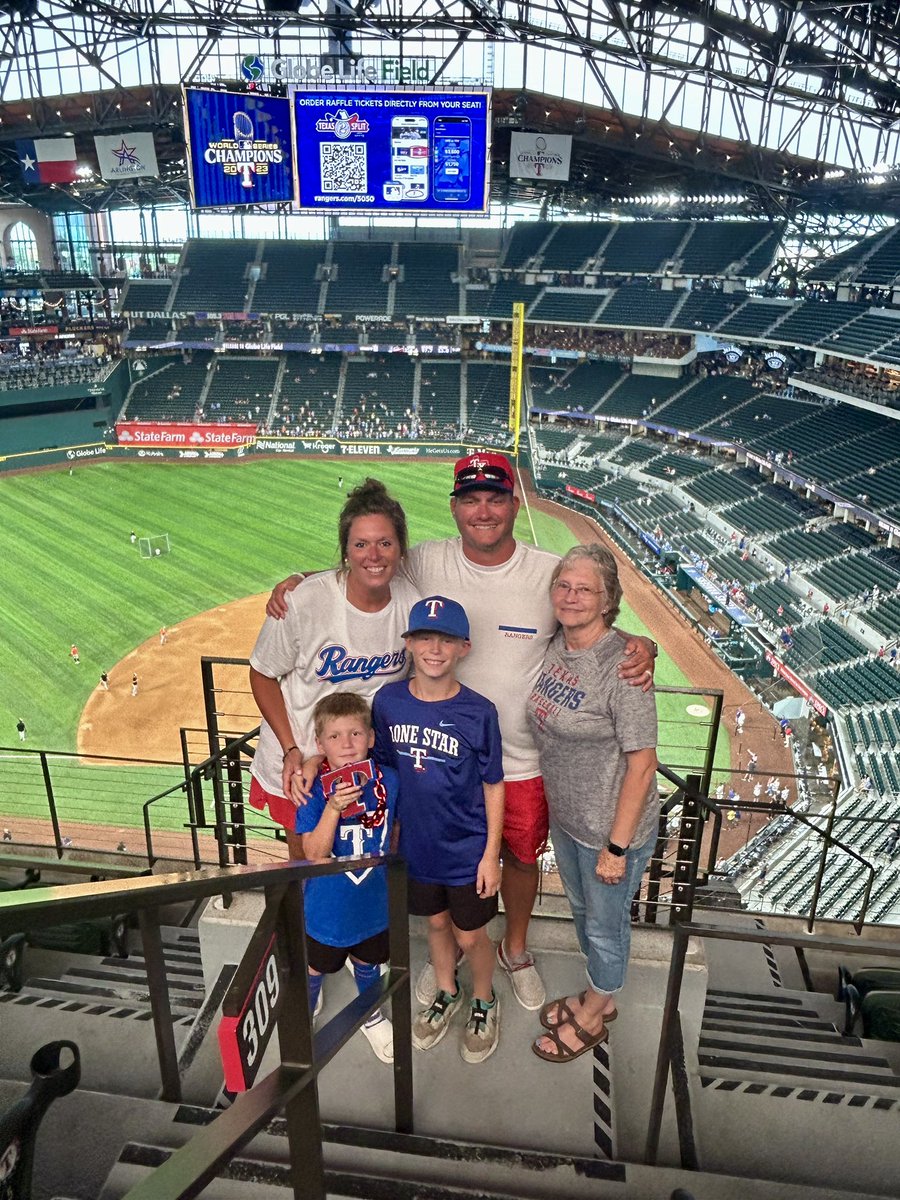 jpyoungblood's tweet photo. Let’s go Rangers!! #globelifeoftheparty https://t.co/1dCa5bgNKe