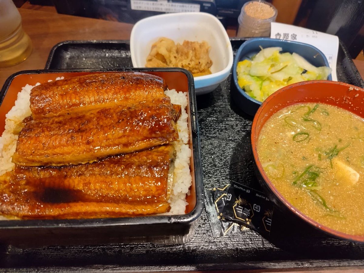 gg580g's tweet photo. もうすぐ土曜の牛の日(土用の牛の日)牛丼チェーン鰻食べ比べ😋
1⃣2️⃣
3️⃣4⃣

1⃣吉野家   鰻重牛小鉢セット二枚盛￥2,338
2️⃣松屋   うなぎコンボ牛めし￥1,180
3️⃣なか卯  牛うな重￥1,190＋みそ汁＆京風つけもの￥180
4⃣すき家  うな牛￥1150＋冷やっこセット￥190 https://t.co/KFObugcZV0