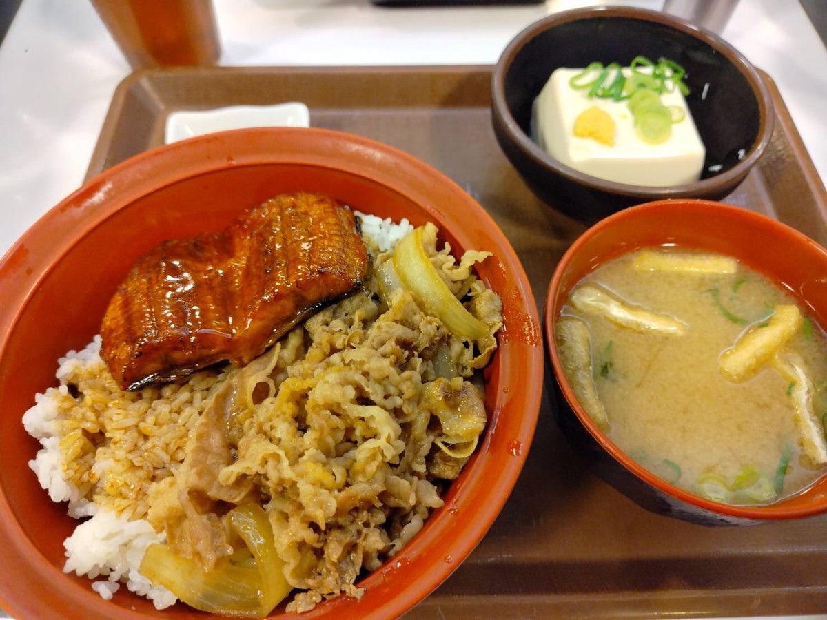 gg580g's tweet photo. もうすぐ土曜の牛の日(土用の牛の日)牛丼チェーン鰻食べ比べ😋
1⃣2️⃣
3️⃣4⃣

1⃣吉野家   鰻重牛小鉢セット二枚盛￥2,338
2️⃣松屋   うなぎコンボ牛めし￥1,180
3️⃣なか卯  牛うな重￥1,190＋みそ汁＆京風つけもの￥180
4⃣すき家  うな牛￥1150＋冷やっこセット￥190 https://t.co/KFObugcZV0