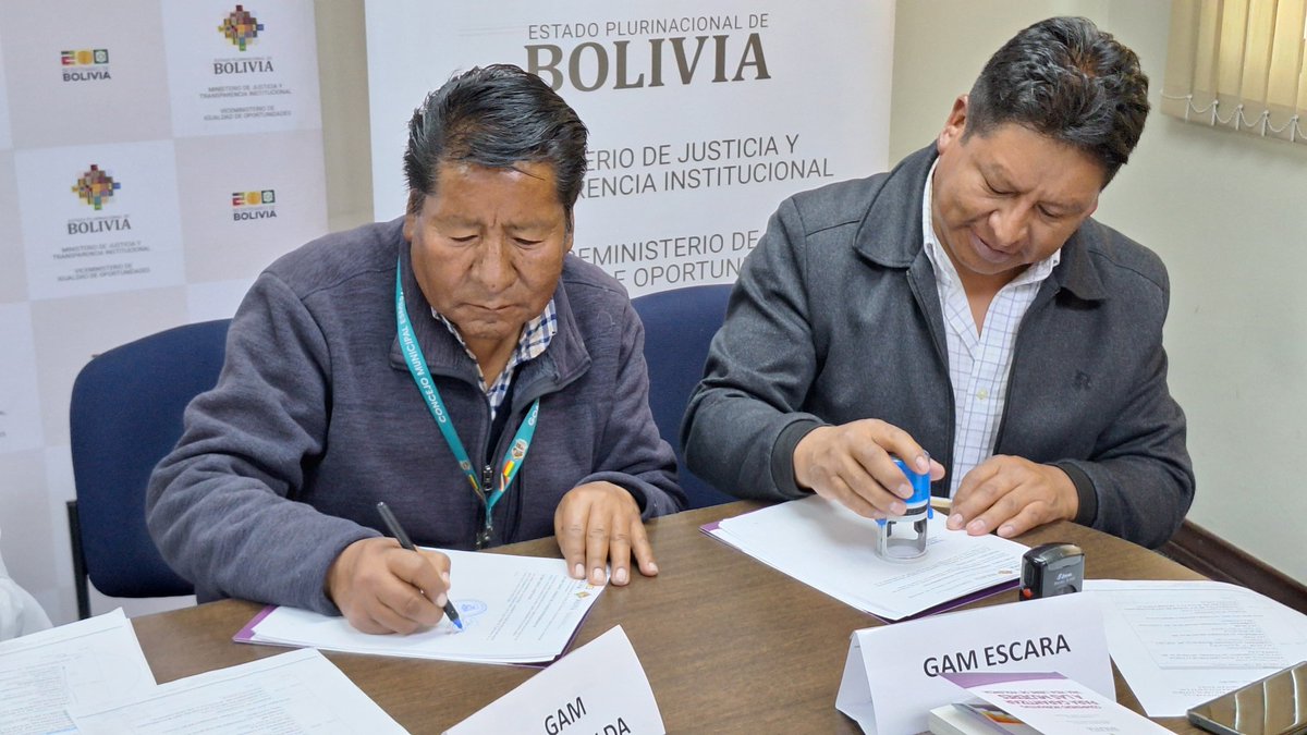 ViceIgualdadOp's tweet photo. #NotaDePrensa | #VIO
Con la firma de acuerdos intergubernativos con los #GAMs de Oruro, Huachacalla, Esmeralda, Escara y Cruz de Machacamarca, se conformó la Red Local Litoral para luchar contra la violencia. 

Leer la nota https://t.co/J40ARFxalg

#UnidosRumboAlBicentenario https://t.co/VtusHWQezR