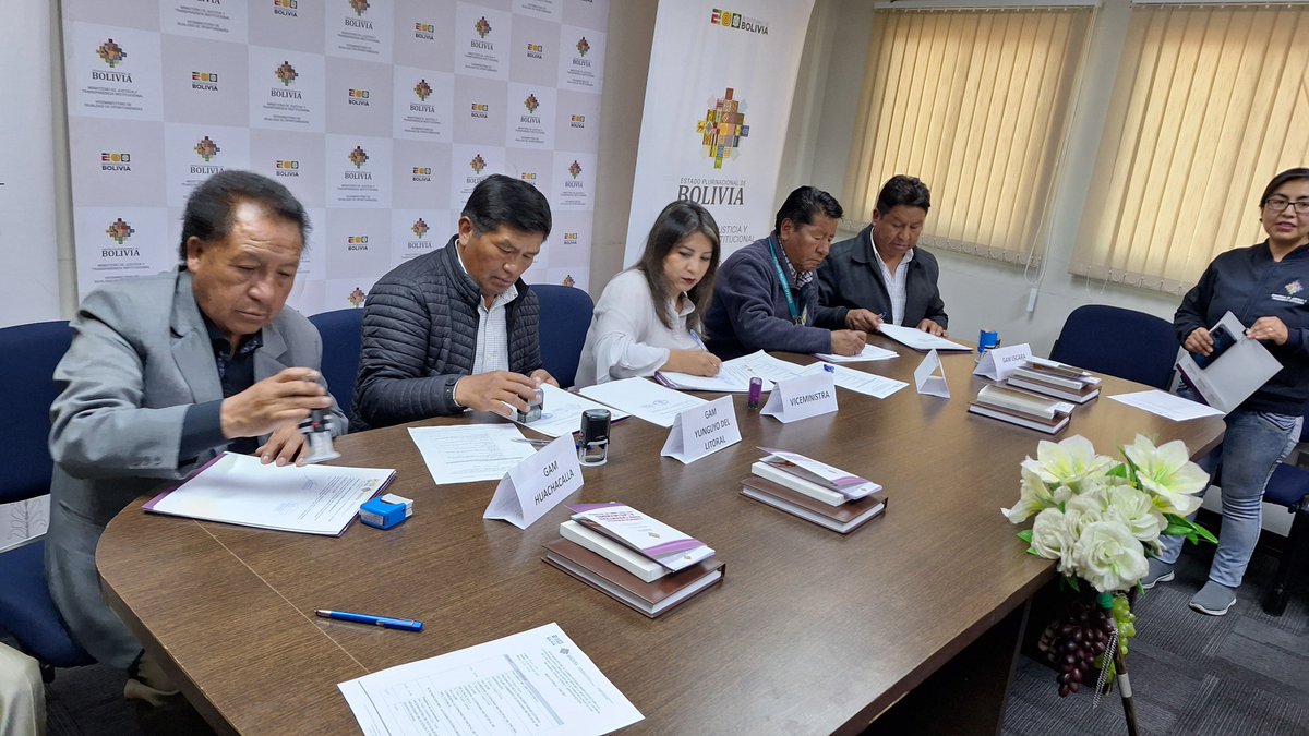 ViceIgualdadOp's tweet photo. #NotaDePrensa | #VIO
Con la firma de acuerdos intergubernativos con los #GAMs de Oruro, Huachacalla, Esmeralda, Escara y Cruz de Machacamarca, se conformó la Red Local Litoral para luchar contra la violencia. 

Leer la nota https://t.co/J40ARFxalg

#UnidosRumboAlBicentenario https://t.co/VtusHWQezR