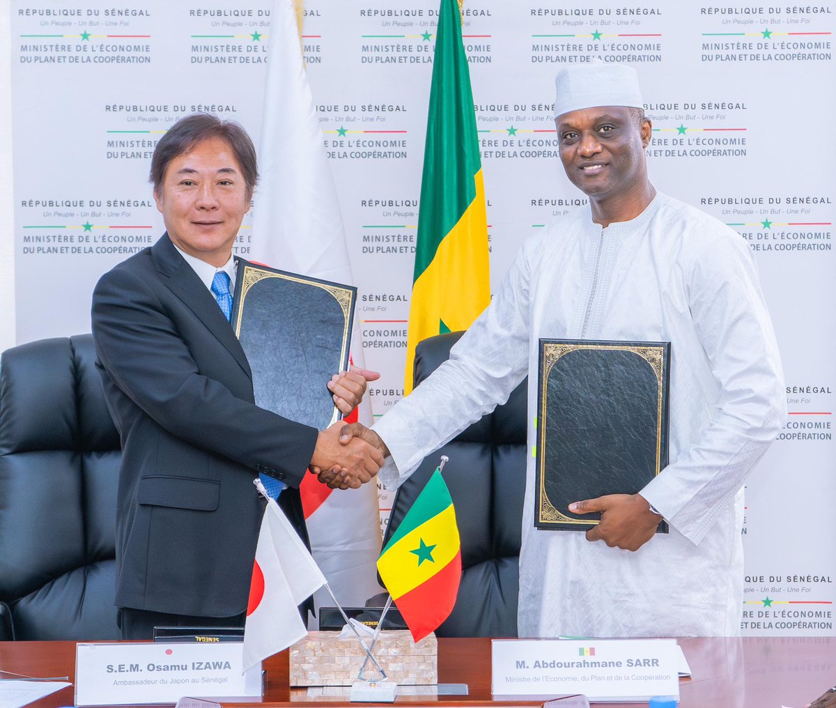 economie_sn's tweet image. Le ministre de l&apos;Économie du Plan et de la Coopération,  Dr @RahmaneSARR  et son Excellence Monsieur Izawa Osamu, Ambassadeur du #Japon au #Sénégal,  ont procédé, ce vendredi 19 juillet 2024, à la signature de #Conventions sous forme de dons. Ce financement,  d&apos;un montant global…