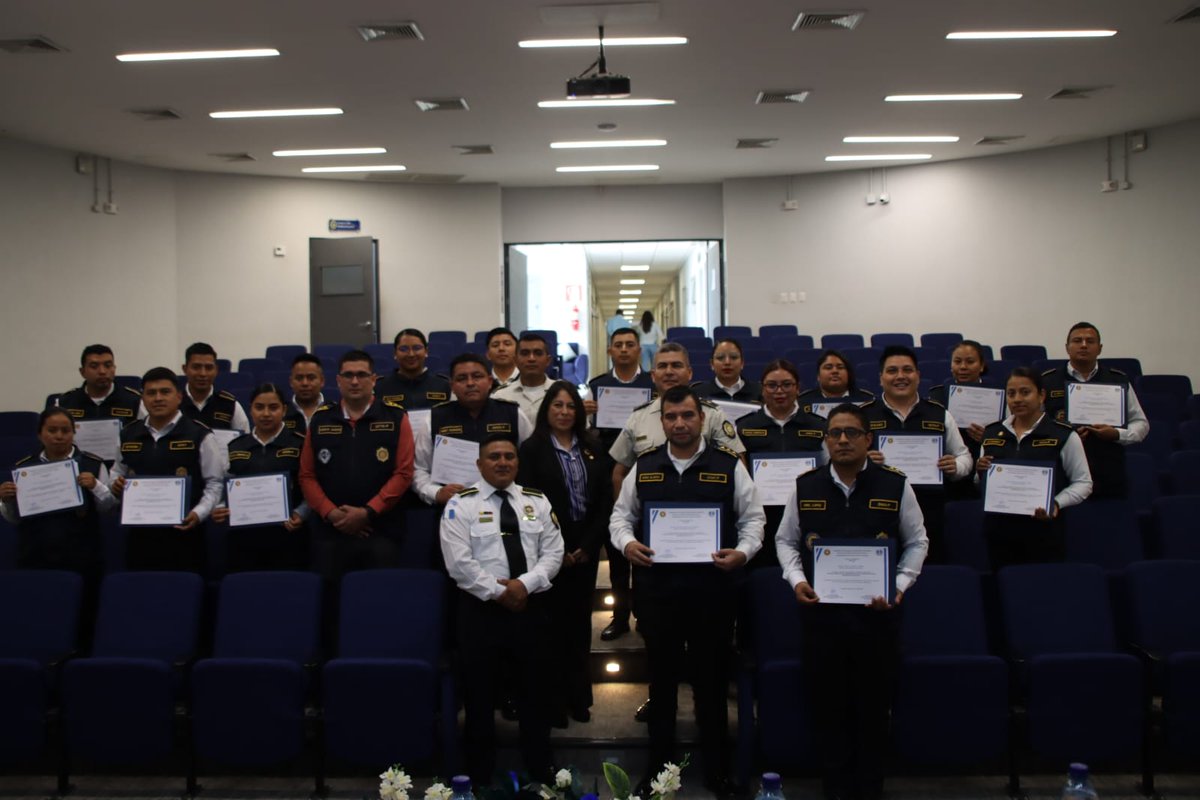 PNCdeGuatemala's tweet photo. En el auditorio de la Escuela de Especialidades de Policía #EEPOL ubicado en la zona 6, se llevó a cabo la clausura de la capacitación "Fortalecimiento de Competencias para la protección de Información Policial" donde fueron capacitados 20 investigadores de la #DIP. https://t.co/y4THznKcv7