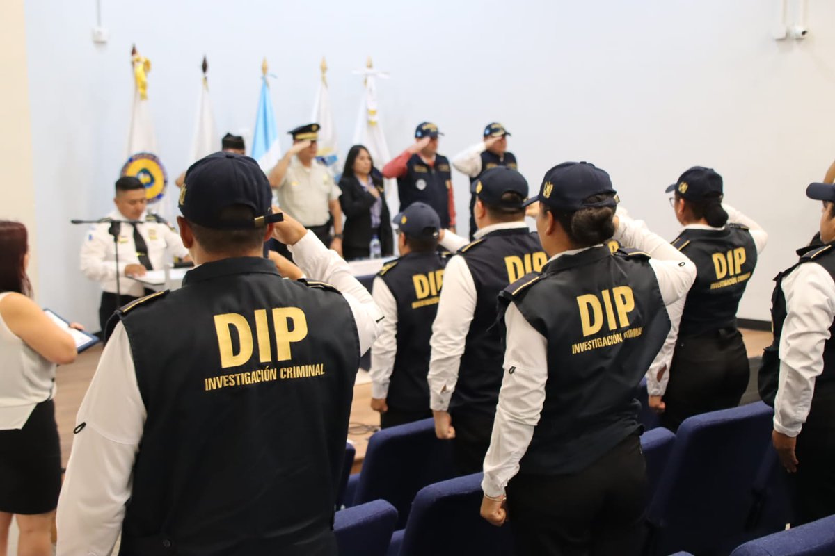 PNCdeGuatemala's tweet photo. En el auditorio de la Escuela de Especialidades de Policía #EEPOL ubicado en la zona 6, se llevó a cabo la clausura de la capacitación "Fortalecimiento de Competencias para la protección de Información Policial" donde fueron capacitados 20 investigadores de la #DIP. https://t.co/y4THznKcv7