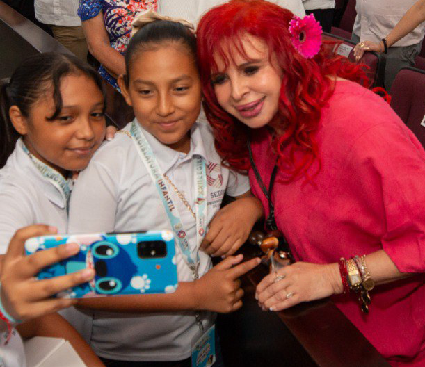 LaydaSansores's tweet photo. Ustedes, mis niños, son lo mejor de la nueva milpa que estamos construyendo entre todos, el maíz fresco que nos hace pensar que sí hay futuro.

Los escucho con mucha atención en esta Sesión de Instalación de la XXII Legislatura Infantil del @LegislaturaCamp y me emociono porque son muy generosos, su energía me llena el alma.

Las vida los escogió con un destino que sé que será muy luminoso, me encanta estar con mis niños diputados, a quienes llevo siempre en el corazón. Su tía Layda los quiere mucho!