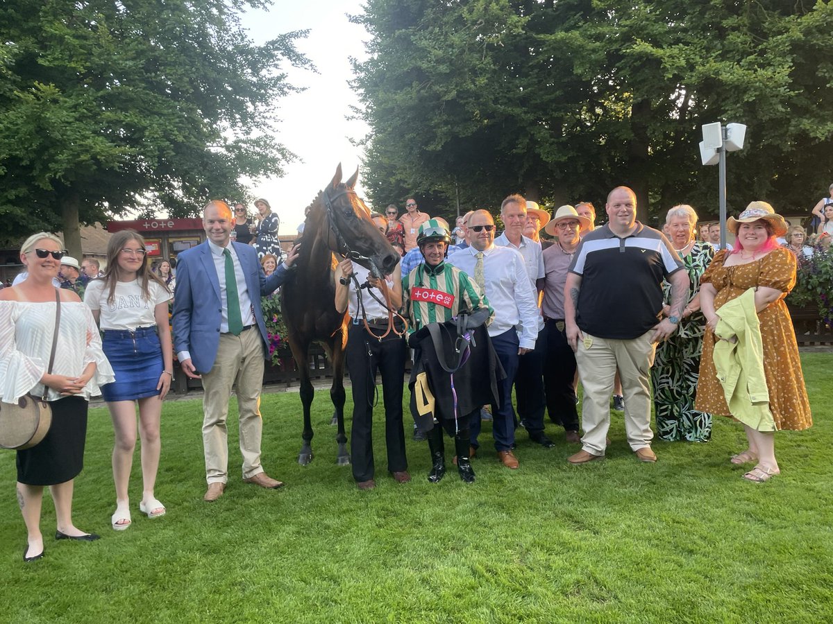 KublerRacing's tweet photo. Winner!

Siempre Arturo makes it 3 in a row with a convincing win @NewmarketRace under @JimCrowley1978 for Viv O’Sullivan and @Crowd_Racing 

Great work team. 🔥 https://t.co/fRoF4C2fHO
