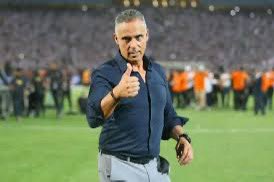 كل واحد طبعاً حر فى رأيه .. بس صدقونى بقاء جوميز ودعمه وتلبية طلباته الفنية .. هو الضمانة الوحيدة لموسم قادم أفضل .. انتقاده طبيعى كونه مدرب غلط وبيغلط وهيغلط .. لكن الدفع فى اتجاه رحيله هو عدو صريح نحو الهاوية والسقوط الحر فيها