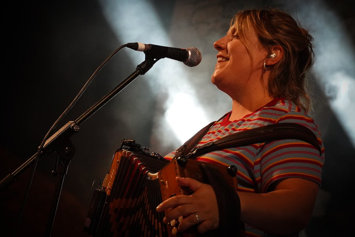 LaConca51's tweet photo. 🐔 #LaCosina tanca la primera nit de la #Nit51 fent-nos ballar amb el seu folk reivindicatiuen en un dels últims concerts de presentació del seu primer disc “Hores vinguin”✨👏 https://t.co/5YyKt6nU7H